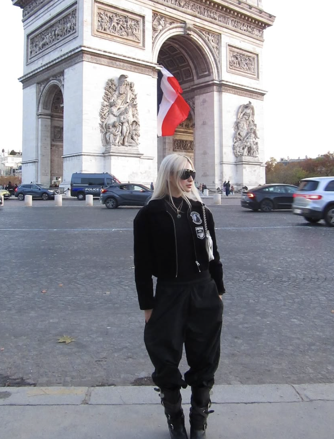 Áo khoác dáng ngắn và bí quyết phối đồ gọn gàng, thời thượng 4 Áo khoác dáng ngắn và bí quyết phối đồ gọn gàng, thời thượng - Ảnh 4.