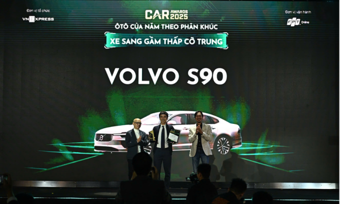 Đại diện Volvo Car Việt Nam (giữa) được giám khảo Car Awards vinh danh, khi mẫu Volvo S90 là Xe sang gầm thấp cỡ trung của năm 2025. Ảnh: Minh Quân