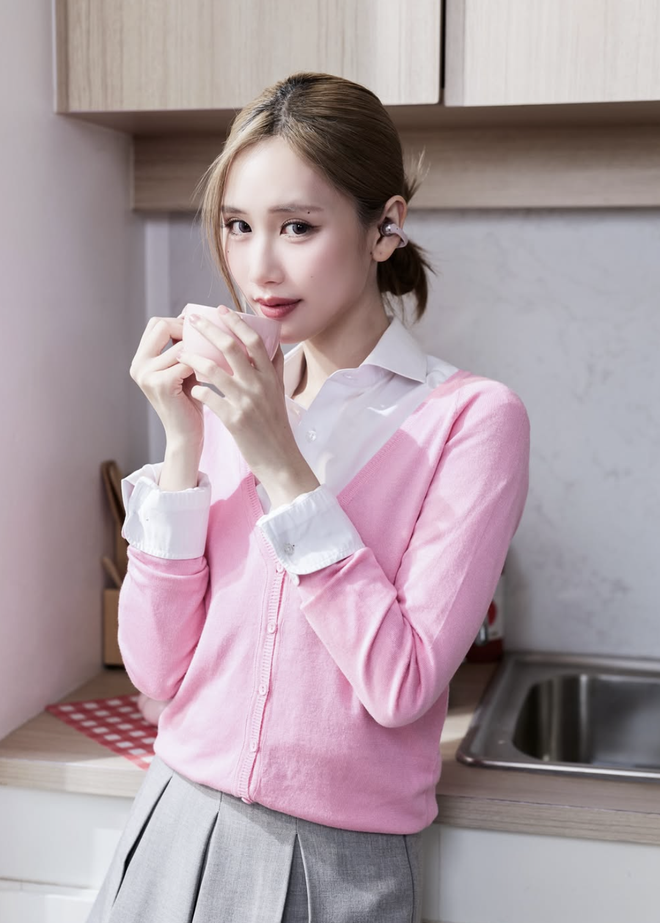 Mặc đẹp cùng áo cardigan từ công sở đến dạo phố 2 Mặc đẹp cùng áo cardigan từ công sở đến dạo phố - Ảnh 2.