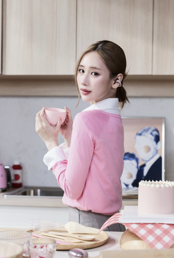 Mặc đẹp cùng áo cardigan từ công sở đến dạo phố 3 Mặc đẹp cùng áo cardigan từ công sở đến dạo phố - Ảnh 3.