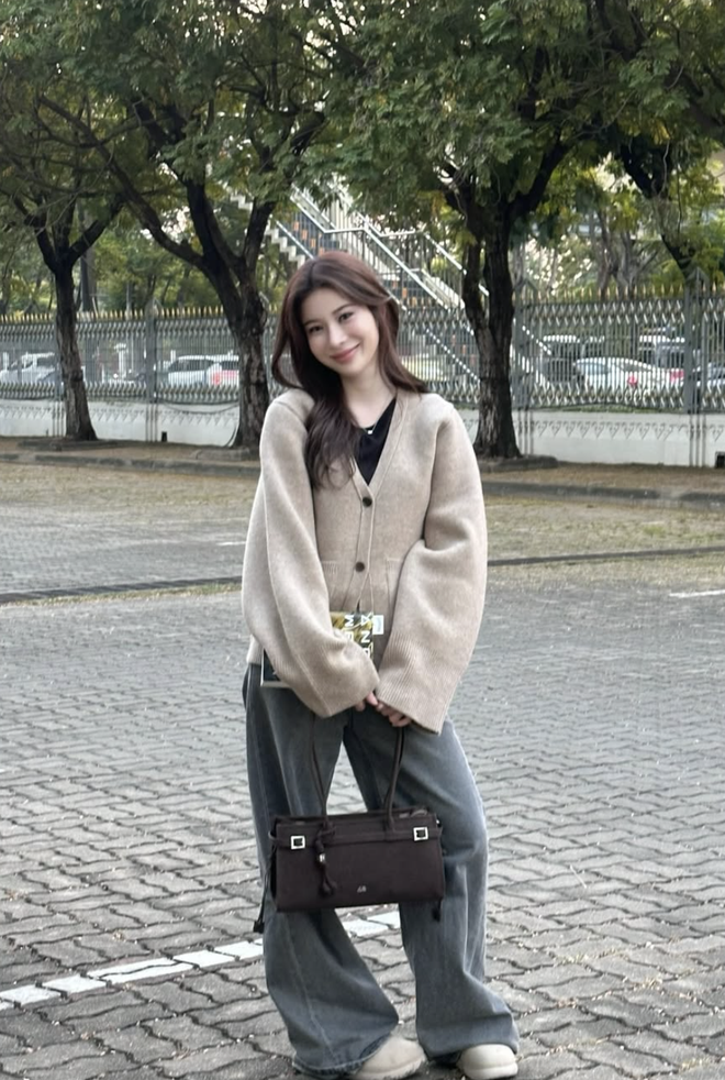 Mặc đẹp cùng áo cardigan từ công sở đến dạo phố 8 Mặc đẹp cùng áo cardigan từ công sở đến dạo phố - Ảnh 8.