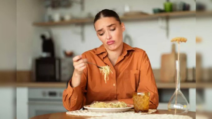 Bỏ bữa, nhịn ăn hay ăn uống không đầy đủ dinh dưỡng không khiến người trẻ mệt mỏi ngay nhưng kéo theo hệ lụy sức khỏe lâu dài.