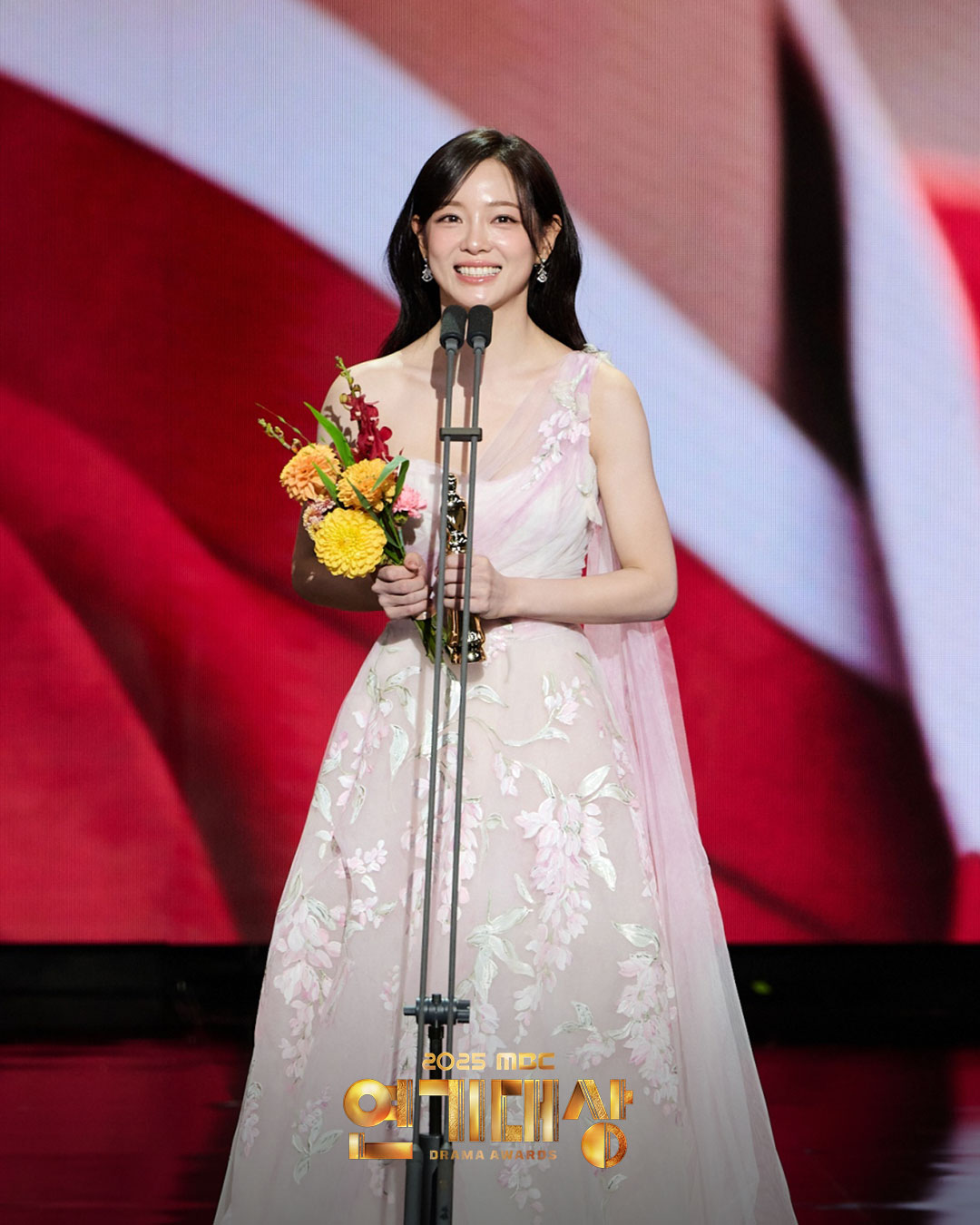 MBC Drama Awards 2025: IU - Byeon Woo Seok gây bão MXH, chủ nhân Daesang là cái tên không ai dám chê- Ảnh 3. MBC Drama Awards 2025: IU - Byeon Woo Seok gây bão MXH, chủ nhân Daesang là cái tên không ai dám chê- Ảnh 3.