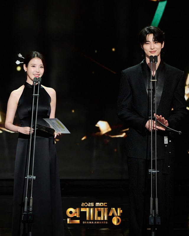 MBC Drama Awards 2025: IU - Byeon Woo Seok gây bão MXH, chủ nhân Daesang là cái tên không ai dám chê- Ảnh 6. MBC Drama Awards 2025: IU - Byeon Woo Seok gây bão MXH, chủ nhân Daesang là cái tên không ai dám chê- Ảnh 6.