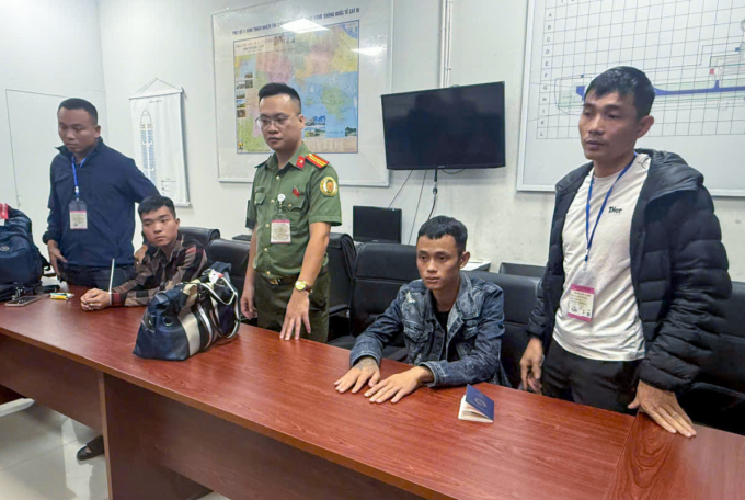 Một số nghi phạm ngơ ngác khi bị cảnh sát bắt tại sân bay. Ảnh: Hùng Lê