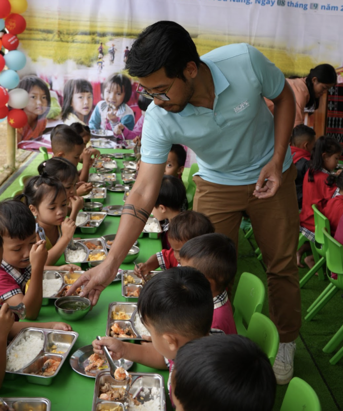Bữa ăn dinh dưỡng của học sinh mầm non tại vùng cao Đà Nẵng. Ảnh: QHV