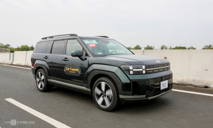 Hyundai Santa Fe Hybrid trong hành trình đánh giá xe của giám khảo Car Awards 2025. Ảnh: Lương Dũng