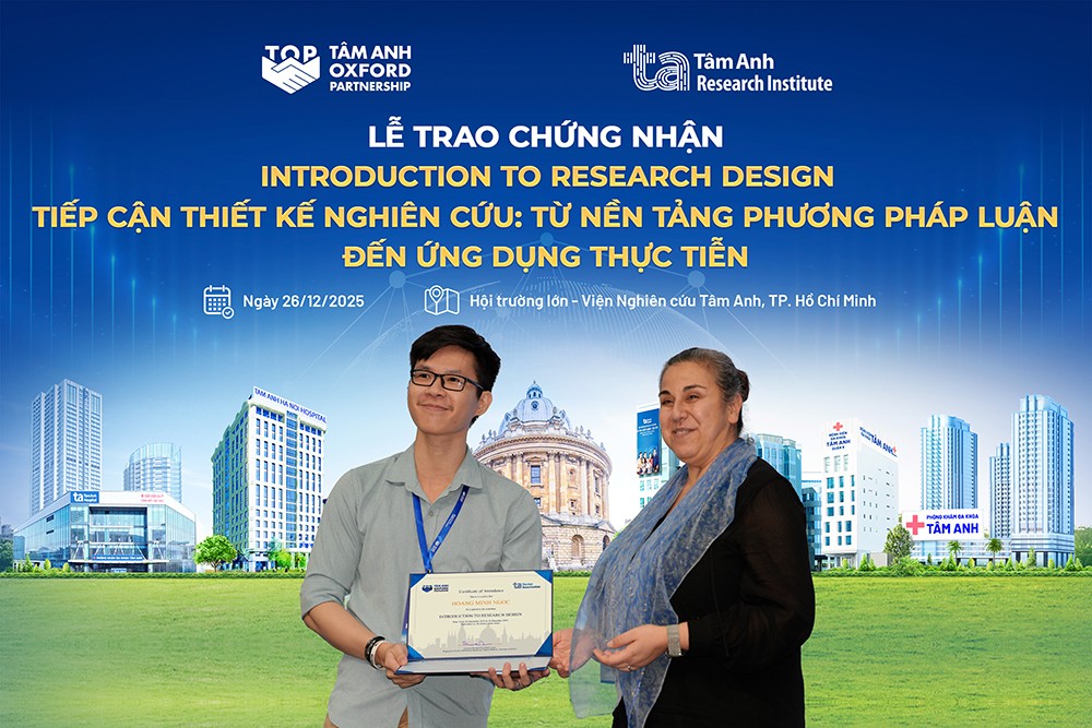 Học viên Hoàng Minh Ngọc 24 tuổi, vừa tốt nghiệp bác sĩ đa khoa tại Đại học Y Dược TP.HCM được PGS.TS. Proochista Ariana, Đại học Oxford trao tận tay chứng nhận hoàn thành khóa học Introduction to Research Design - Tiếp cận thiết kế nghiên cứu: từ nền tảng phương pháp luận đến ứng dụng thực tiễn. Ảnh: Viện Nghiên cứu Tâm Anh