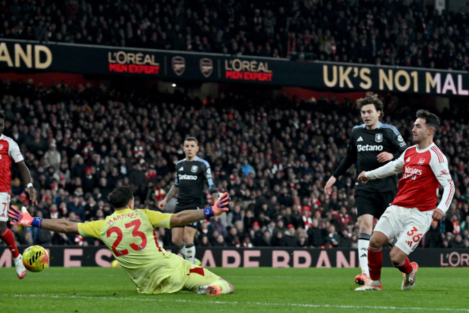 Martin Zubimendi (phải) sút chéo góc nâng tỷ số lên 2-0. Ảnh: EPA