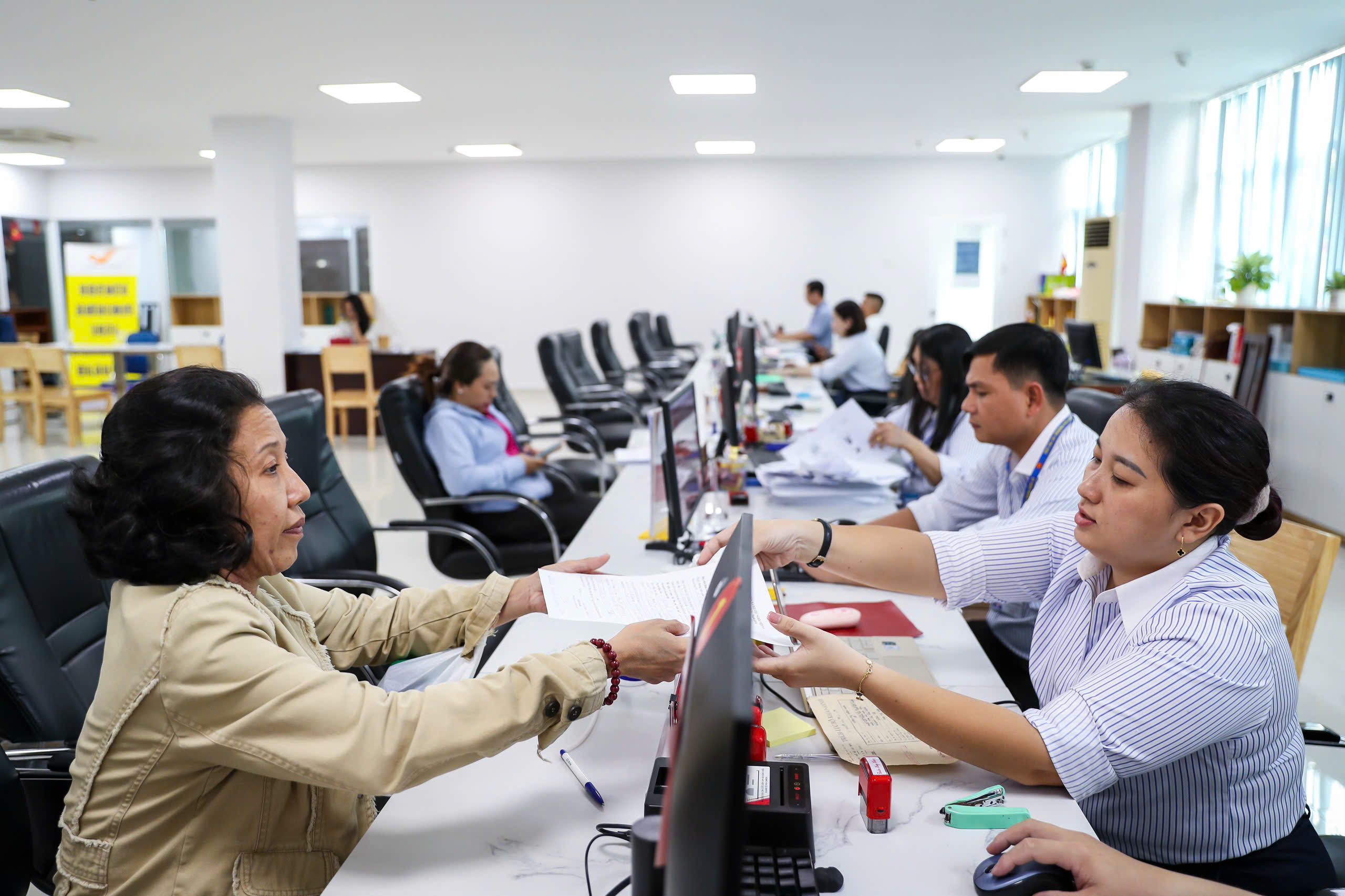 Phường, xã ở TP.HCM lúng túng khi sắp xếp lại công chức- Ảnh 2.