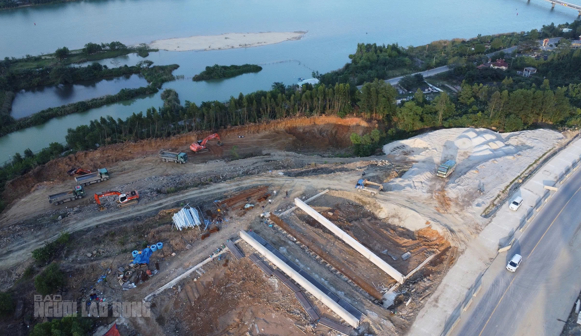 Đà Nẵng: Nạn khai thác đất trái phép đe dọa an toàn cao tốc La Sơn - Hòa Liên - Ảnh 2.