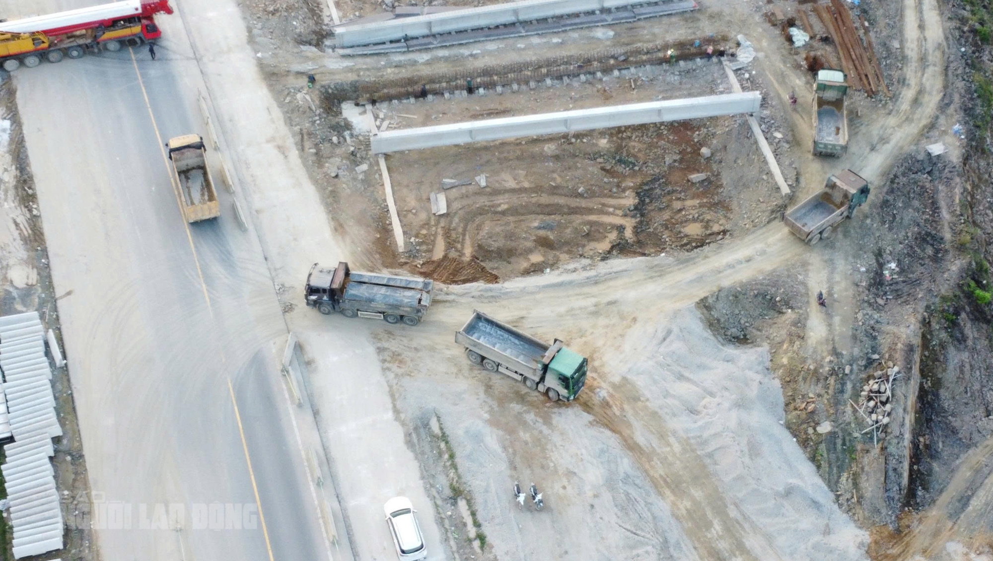 Đà Nẵng: Nạn khai thác đất trái phép đe dọa an toàn cao tốc La Sơn - Hòa Liên - Ảnh 3.