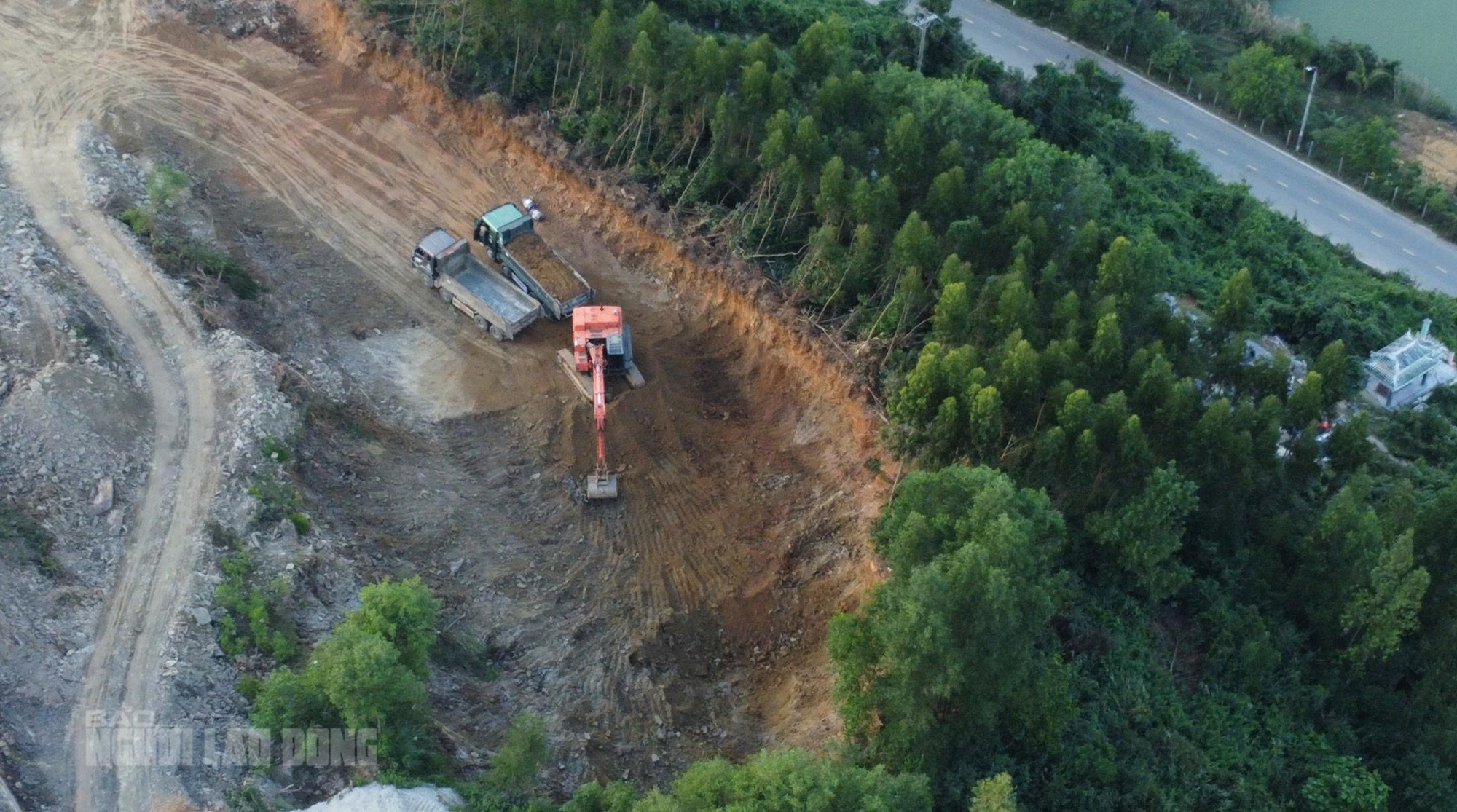 Đà Nẵng: Nạn khai thác đất trái phép đe dọa an toàn cao tốc La Sơn - Hòa Liên - Ảnh 4.