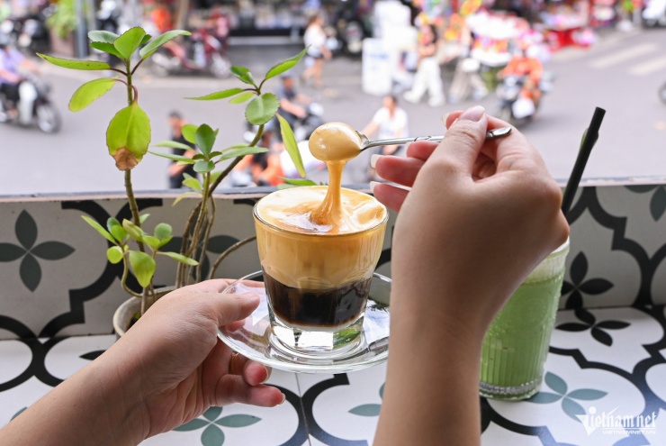 Du khách có thể vừa thưởng thức đồ uống vừa ngắm phố phường Hà Nội, nhất là phố Hàng Mã rực rỡ