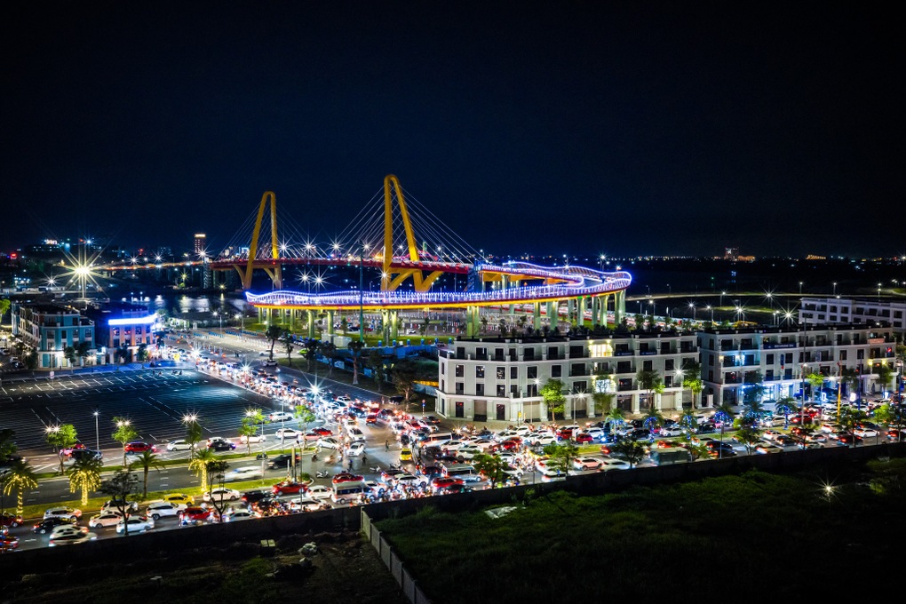 Nhà phố hai mặt tiền Vinhomes Royal Island hút giới đầu tư - 2