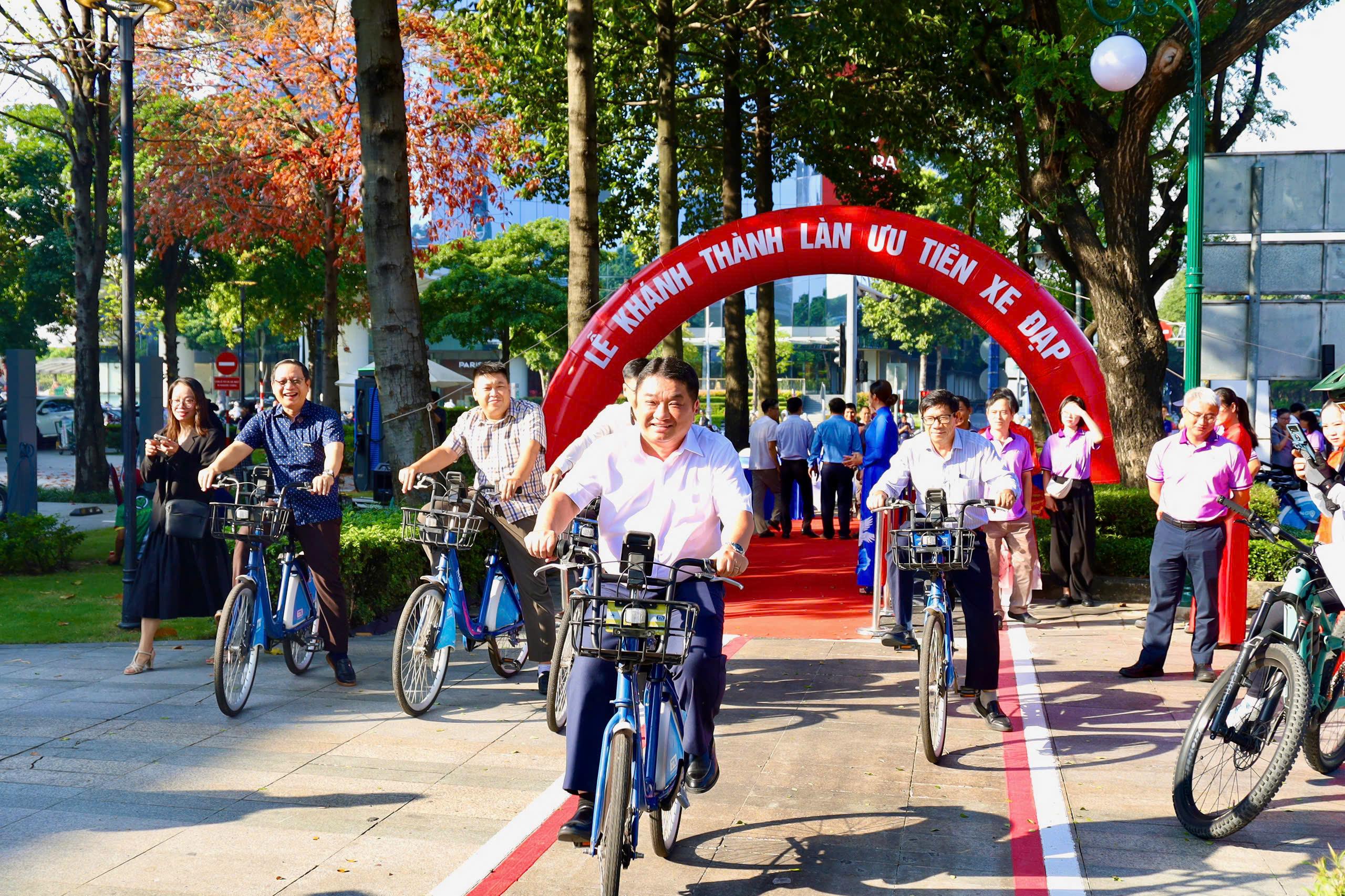 Hình ảnh làn ưu tiên xe đạp đầu tiên tại TPHCM ngày đầu vận hành 5 Làn xe đạp đầu tiên tại TPHCM trên đại lộ Mai Chí Thọ chính thức vận hành - Ảnh 5.