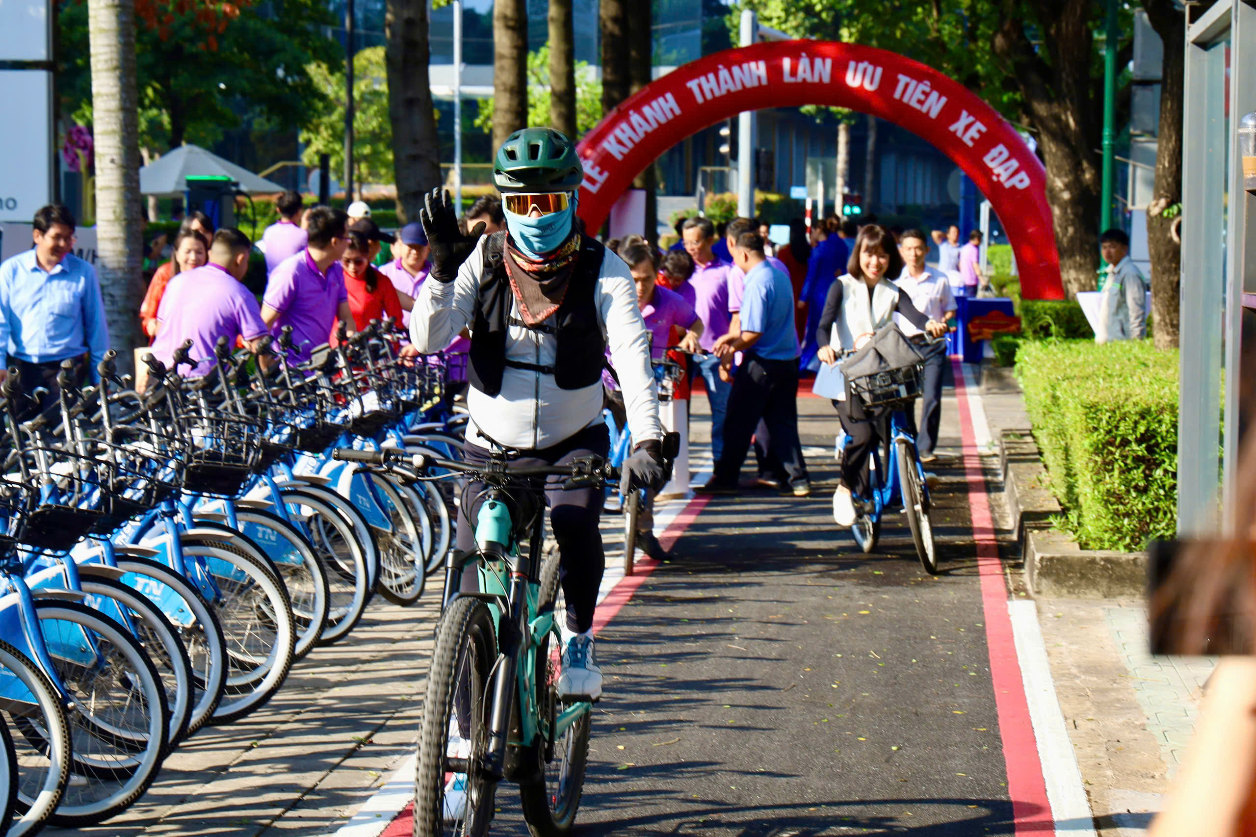 Hình ảnh làn ưu tiên xe đạp đầu tiên tại TPHCM ngày đầu vận hành 6 Làn xe đạp đầu tiên tại TPHCM trên đại lộ Mai Chí Thọ chính thức vận hành - Ảnh 6.