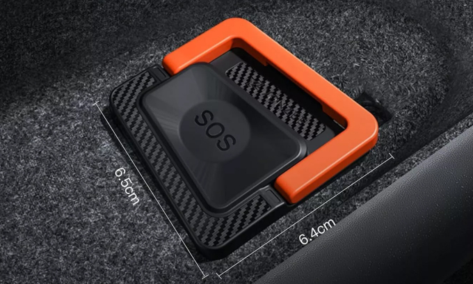 Một tay nắm lắp dưới sàn xe giúp mở cửa xe điện Tesla trong tình huống khẩn cấp. Ảnh: Yonzee