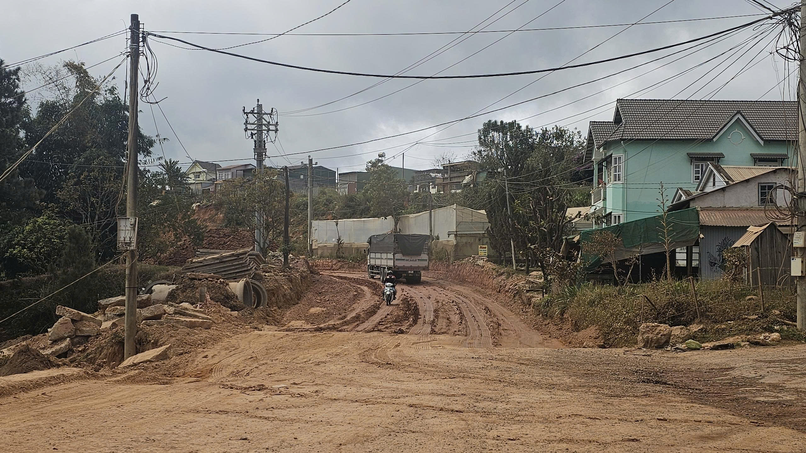 Tiến độ chậm tuyến đường Đà Lạt ảnh hưởng đến đời sống người dân và du lịch - Ảnh 3. Tiến độ chậm tuyến đường Đà Lạt ảnh hưởng đến đời sống người dân và du lịch - Ảnh 3.