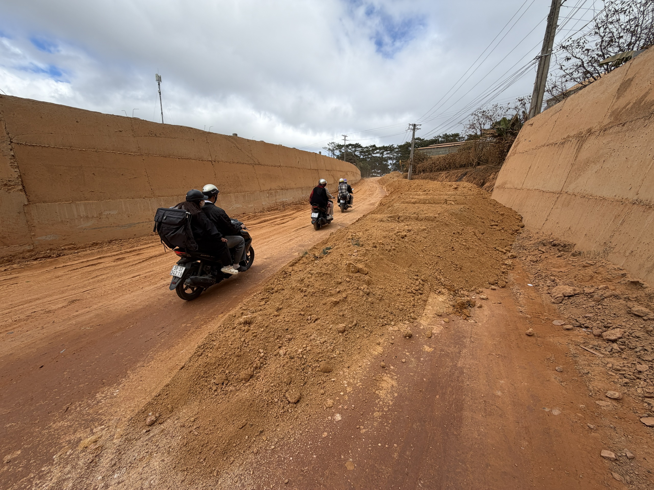 Tiến độ chậm tuyến đường Đà Lạt ảnh hưởng đến đời sống người dân và du lịch - Ảnh 5. Tiến độ chậm tuyến đường Đà Lạt ảnh hưởng đến đời sống người dân và du lịch - Ảnh 5.