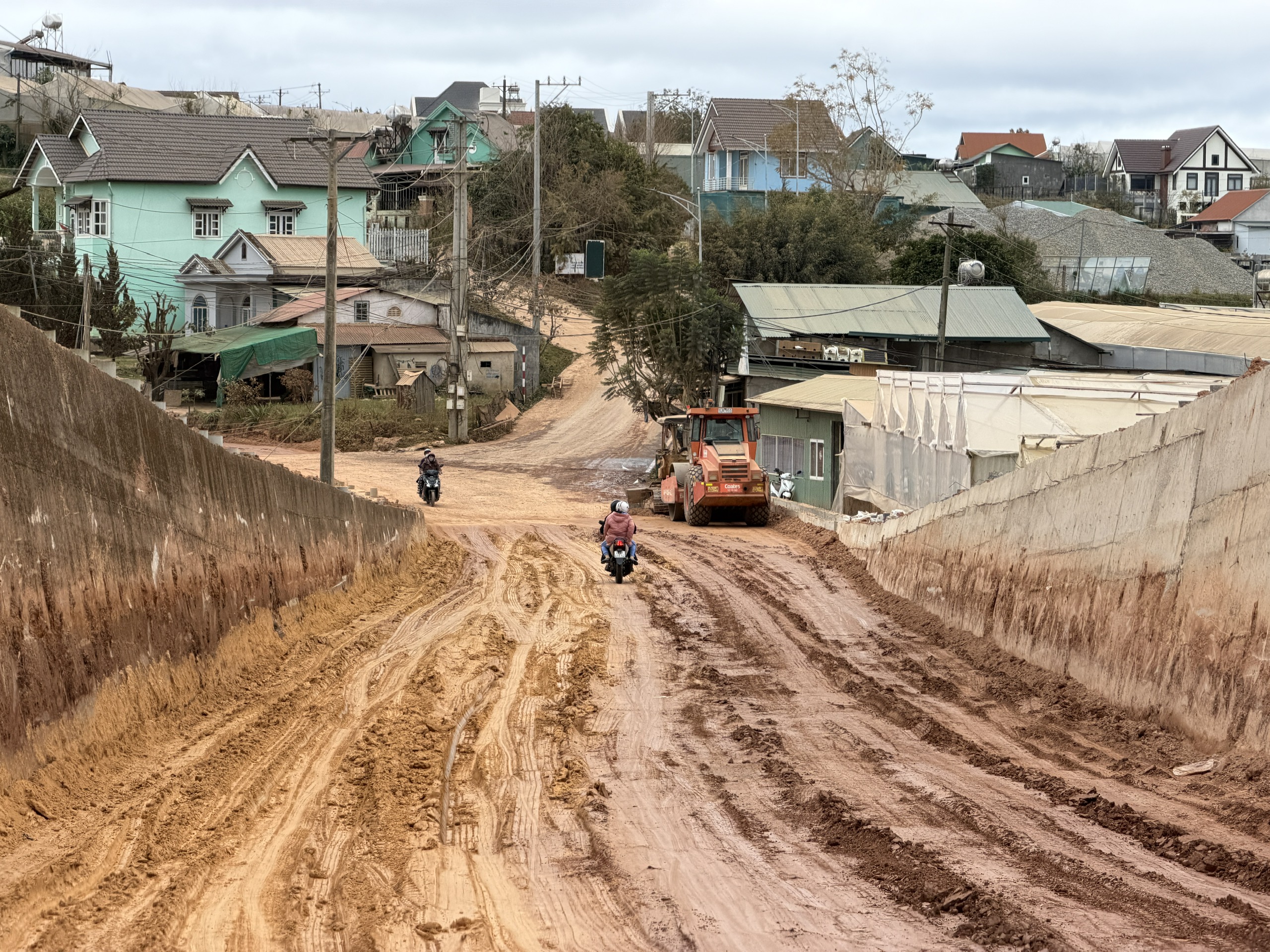 Tiến độ chậm tuyến đường Đà Lạt ảnh hưởng đến đời sống người dân và du lịch - Ảnh 4. Tiến độ chậm tuyến đường Đà Lạt ảnh hưởng đến đời sống người dân và du lịch - Ảnh 4.