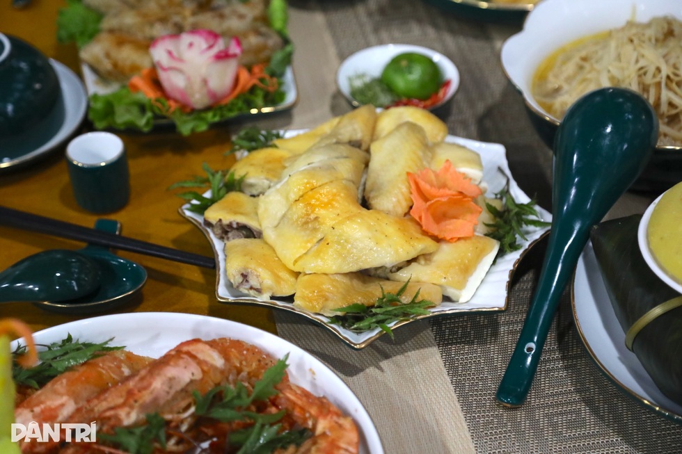 Mâm cỗ làng ở Hà Nội giá hơn 2,5 triệu, có món canh tiến vua nức tiếng - 2