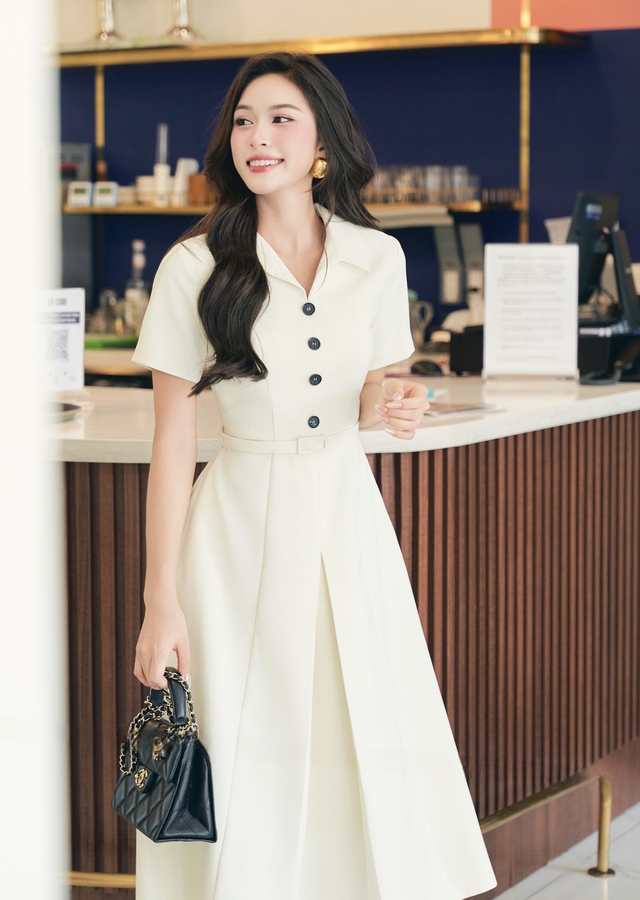 Diện đầm dài, khoác blazer chưa đủ, thêm thắt lưng mới thật sành điệu - Ảnh 3.