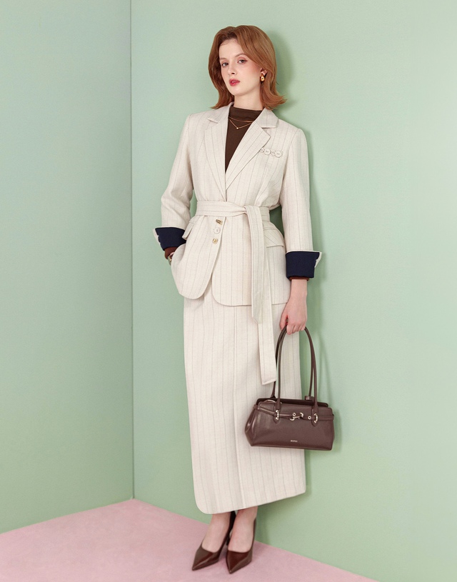 Diện đầm dài, khoác blazer chưa đủ, thêm thắt lưng mới thật sành điệu - Ảnh 6.