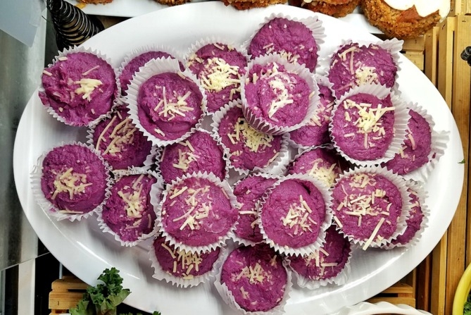 Bánh muffin với màu tím từ ube Philippines. Ảnh: Arab News
