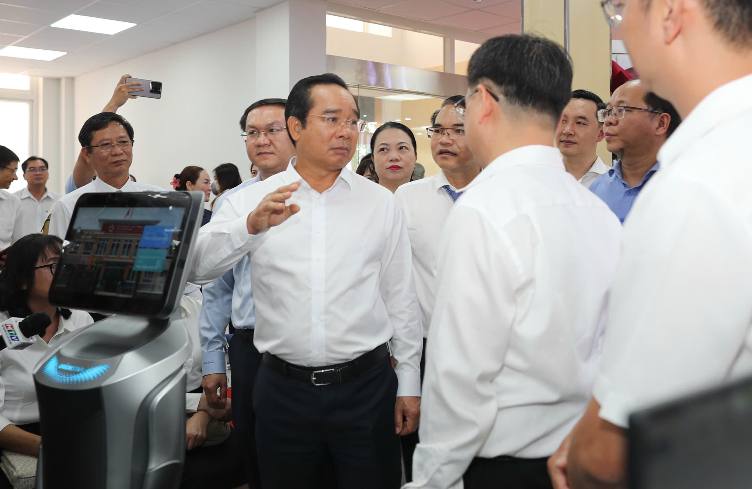 Hình ảnh Trung tâm Phục vụ hành chính công TPHCM sáng nay - Ảnh 3.