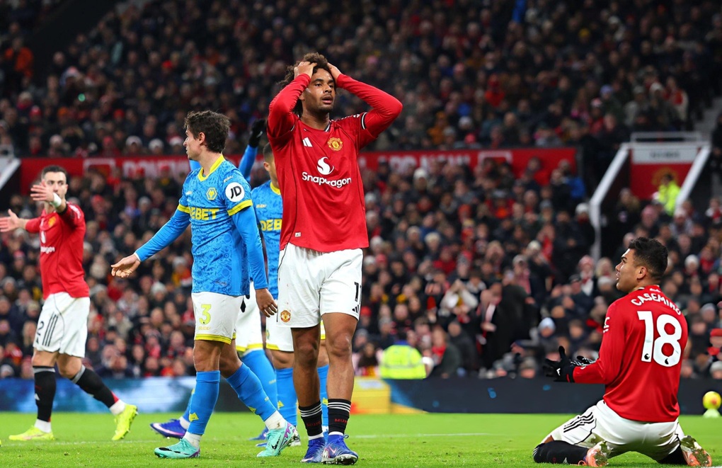 Man Utd hòa đội bét bảng, Chelsea tiếp tục bộ mặt thất thường - 2