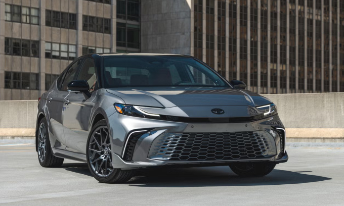 Toyota Camry Hybrid tại Mỹ. Ảnh: Car and Driver