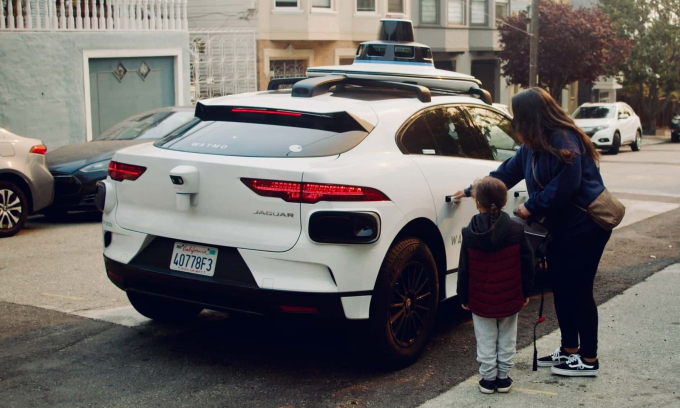 Một khách hàng và con nhỏ đặt robotaxi của Waymo ở California. Ảnh: Tesla Austin Owners