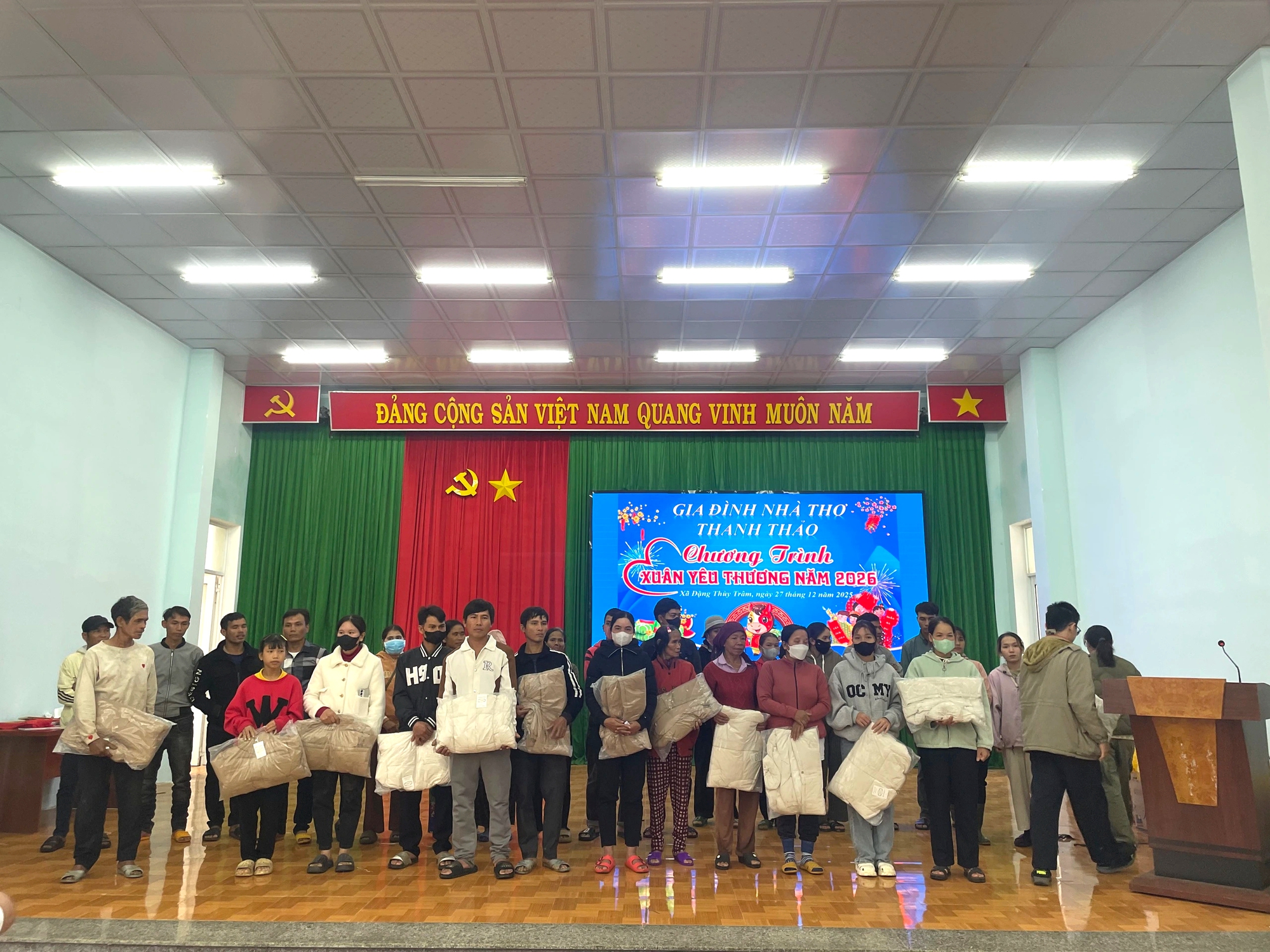 Mang áo ấm, bánh kẹo tặng bà con và trẻ em xã Đặng Thùy Trâm- Ảnh 3.