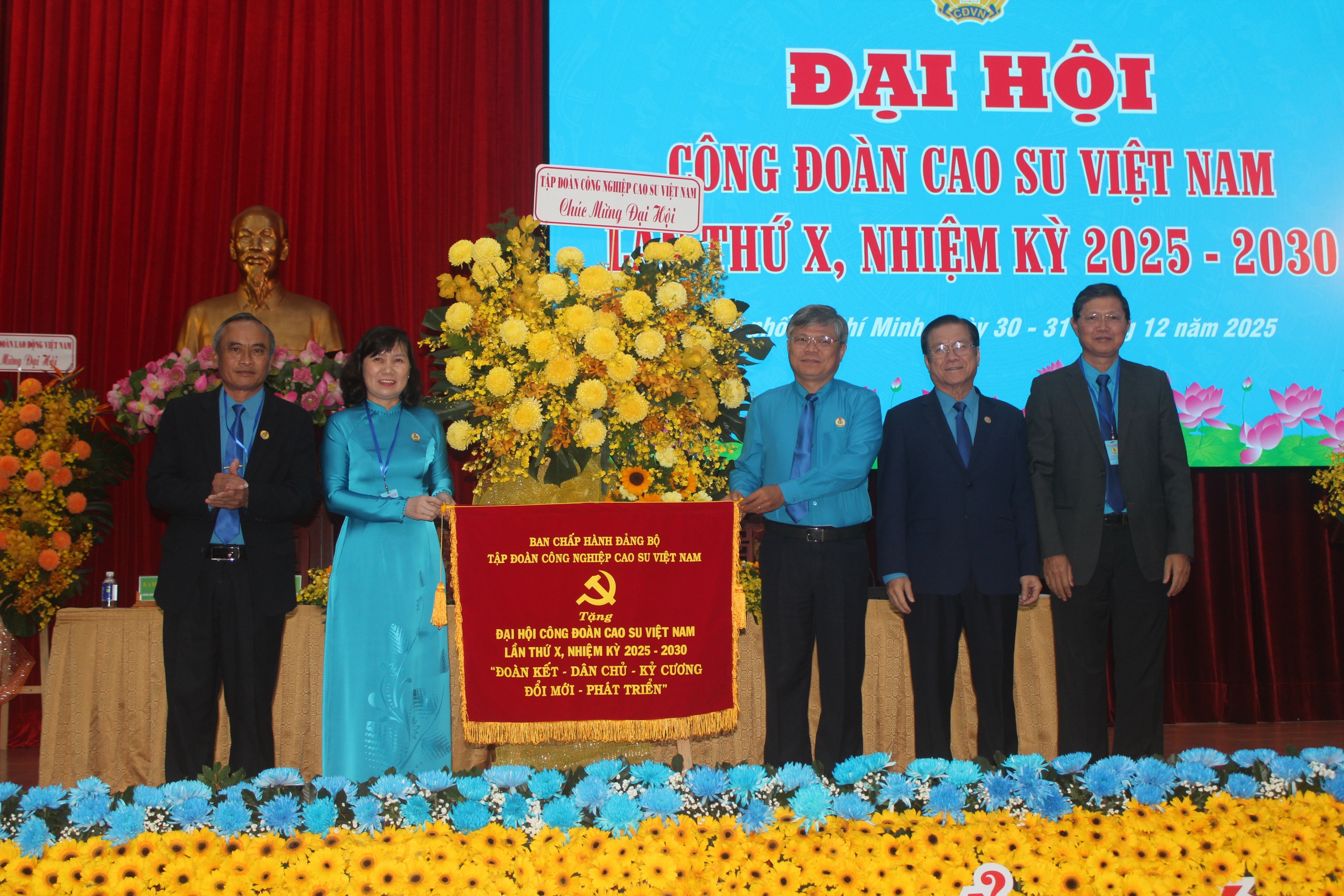 Đại hội Công đoàn cao su Việt Nam: Bà Huỳnh Thị Cẩm Hồng được bầu làm chủ tịch Công đoàn ngành - Ảnh 2.