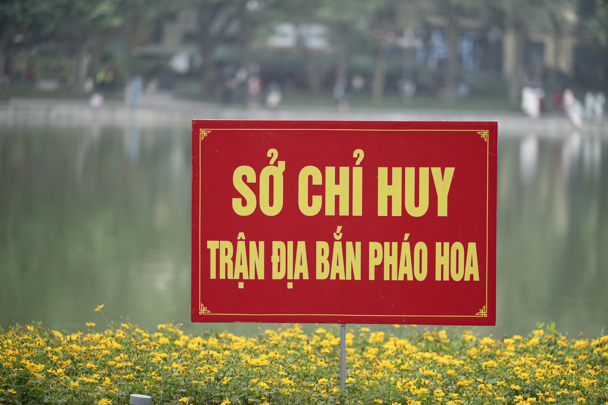 Không khí trước đêm Giao thừa: Người Hà Nội háo hức mong chờ màn pháo hoa 