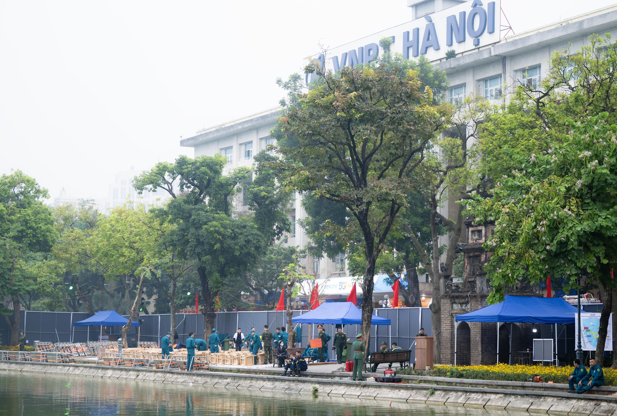 Không khí trước đêm Giao thừa: Người Hà Nội háo hức mong chờ màn pháo hoa 