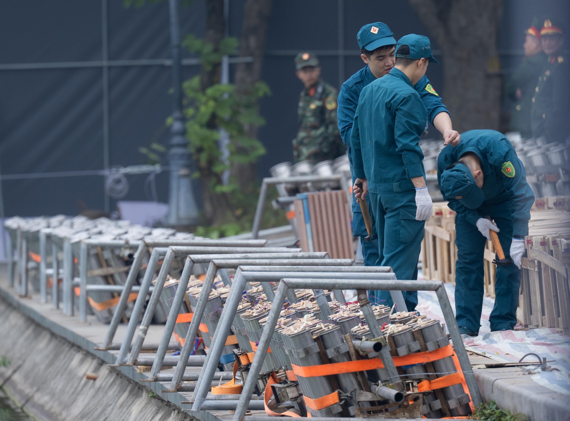 Không khí trước đêm Giao thừa: Người Hà Nội háo hức mong chờ màn pháo hoa 