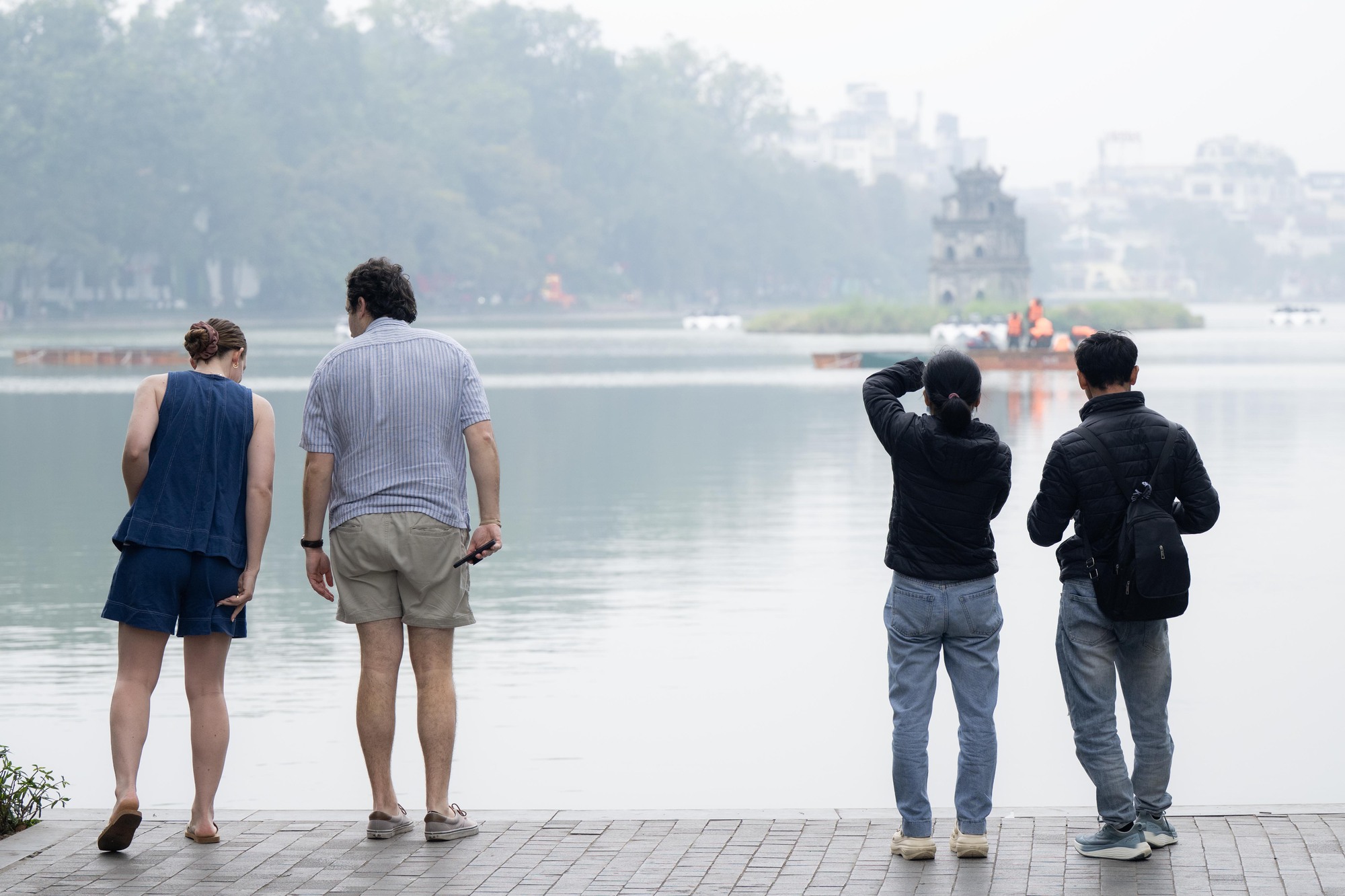 Không khí trước đêm Giao thừa: Người Hà Nội háo hức mong chờ màn pháo hoa 