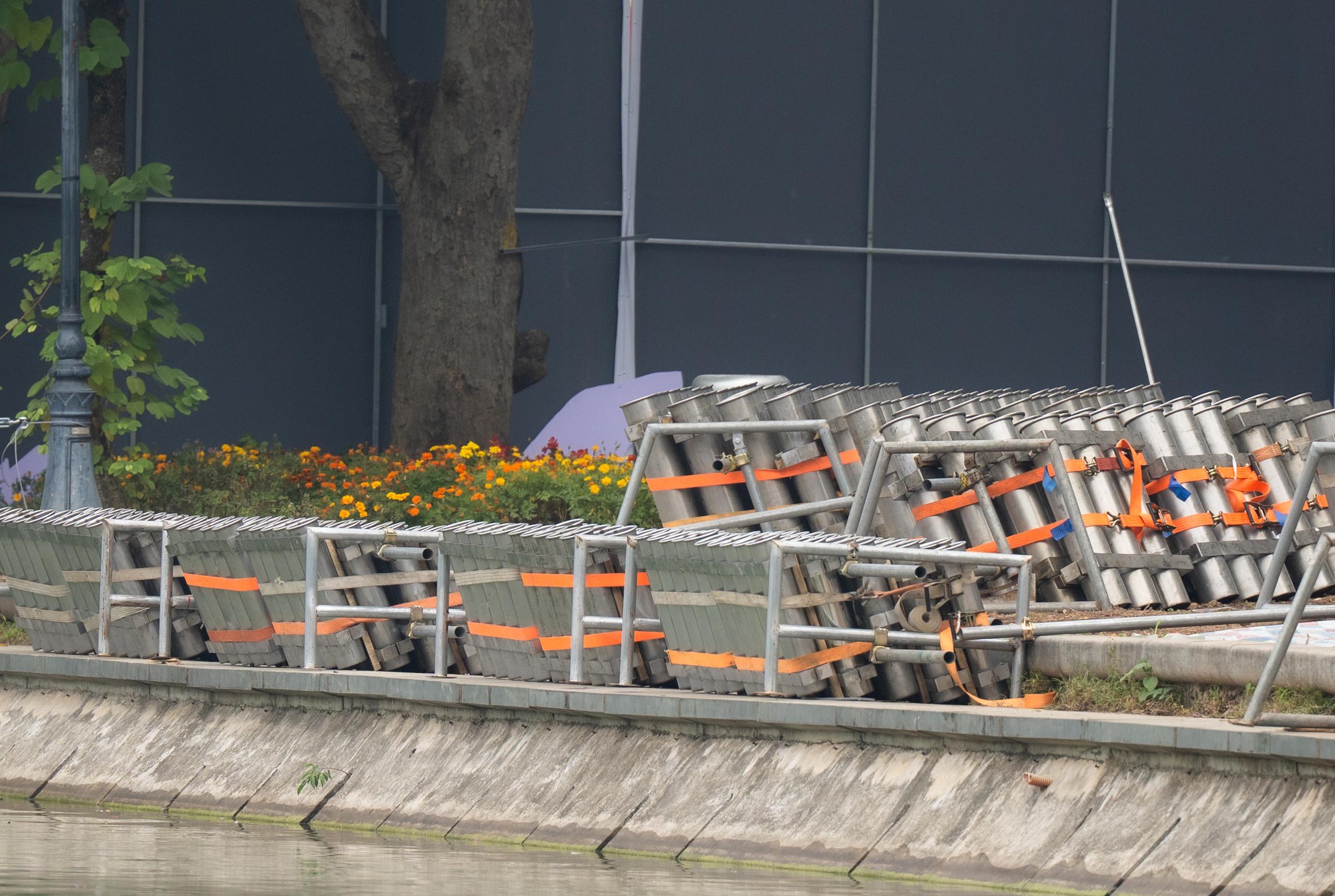 Không khí trước đêm Giao thừa: Người Hà Nội háo hức mong chờ màn pháo hoa 