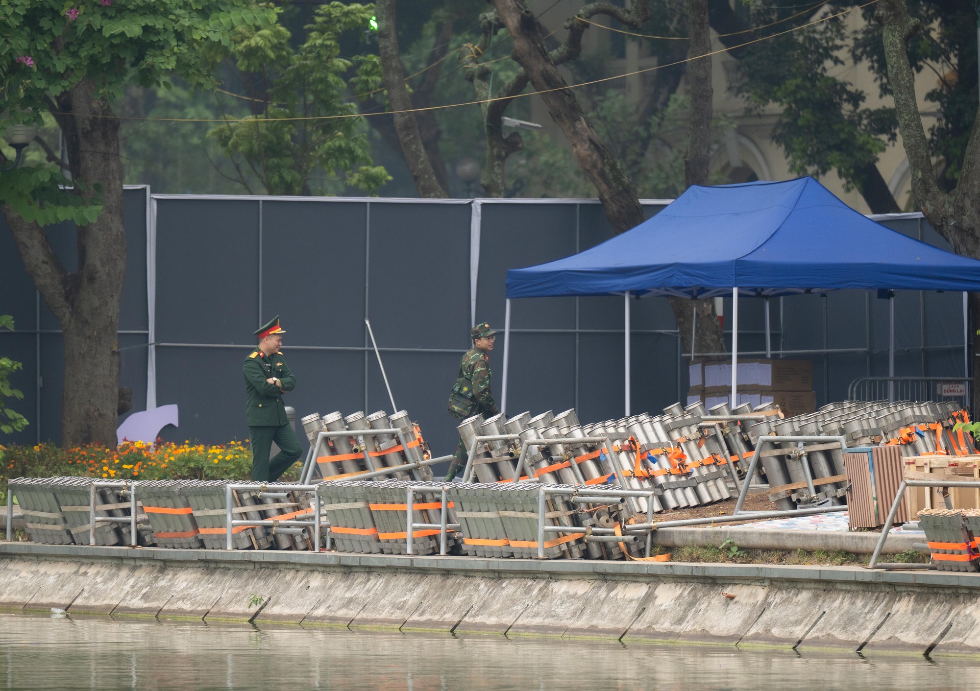 Không khí trước đêm Giao thừa: Người Hà Nội háo hức mong chờ màn pháo hoa 