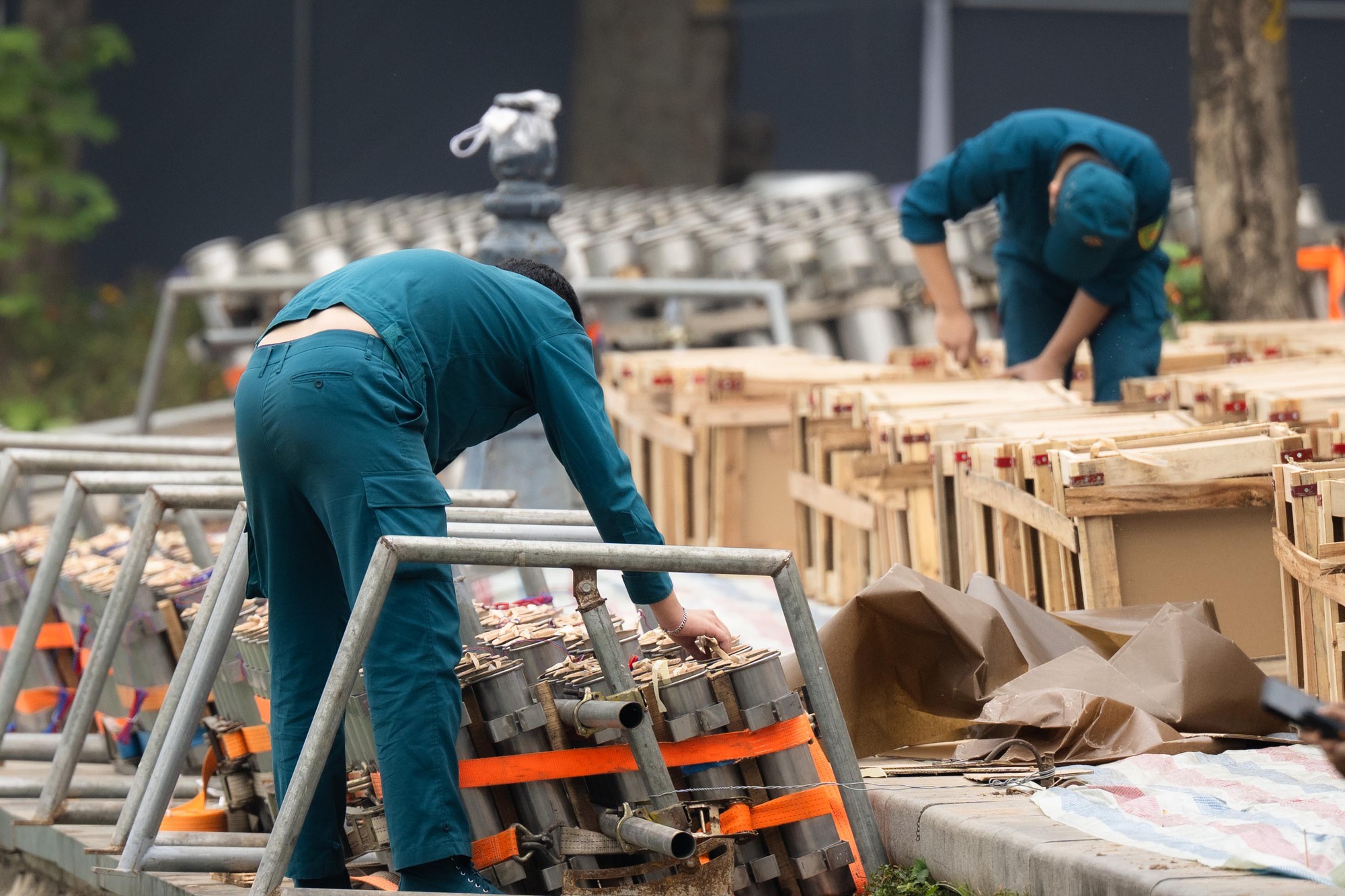 Không khí trước đêm Giao thừa: Người Hà Nội háo hức mong chờ màn pháo hoa 