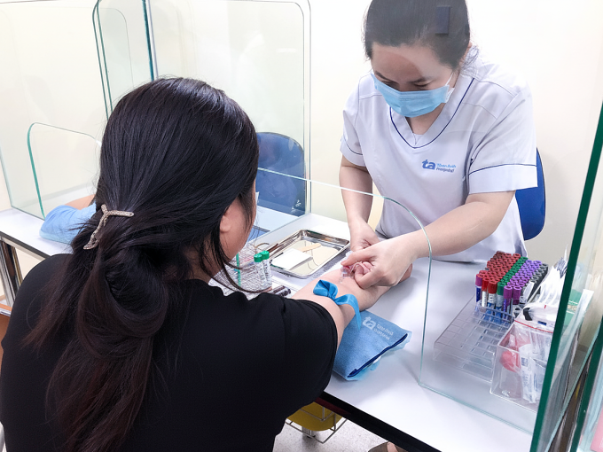 Chị Xuyên làm xét nghiệm kiểm tra chỉ số mỡ máu. Ảnh: Bệnh viện Đa khoa Tâm Anh