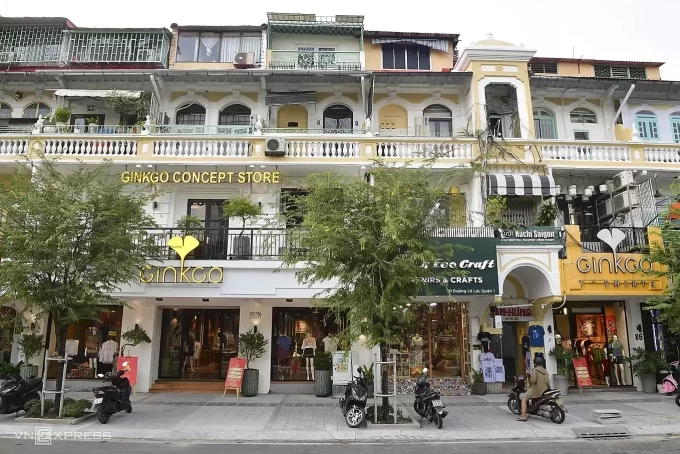 Một đoạn đường Lê Lợi được cải tạo khang trang, hiện đại hơn so với trước. Ảnh: Thanh Tùng