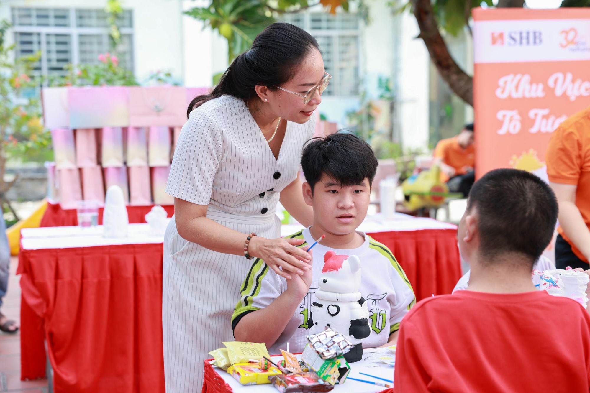 Khi niềm vui được đặt để đúng chỗ, hạnh phúc tự khắc trở nên tròn đầy- Ảnh 7.