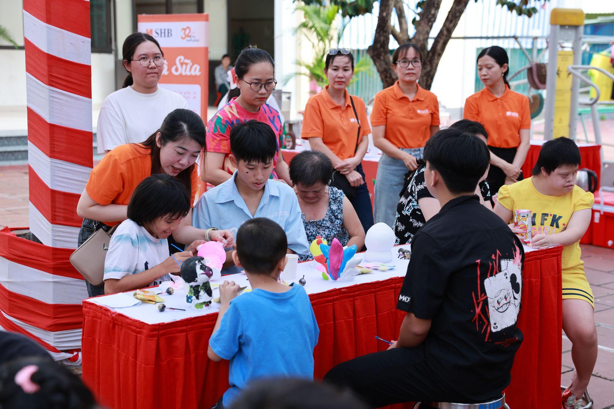 Khi niềm vui được đặt để đúng chỗ, hạnh phúc tự khắc trở nên tròn đầy- Ảnh 9.