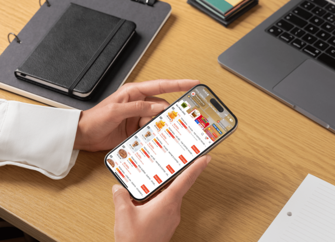 Người tiêu dùng theo dõi Trùm deal lên live, đặt hàng với giá ưu đãi. Ảnh: