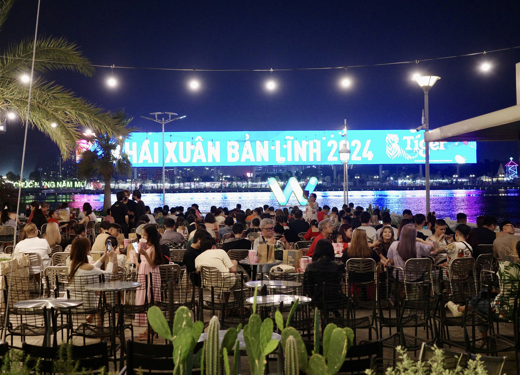 Những địa điểm xem pháo hoa tối nay, view đẹp và hoàn toàn miễn phí!- Ảnh 3. Những địa điểm xem pháo hoa tối nay, view đẹp và hoàn toàn miễn phí!- Ảnh 3.