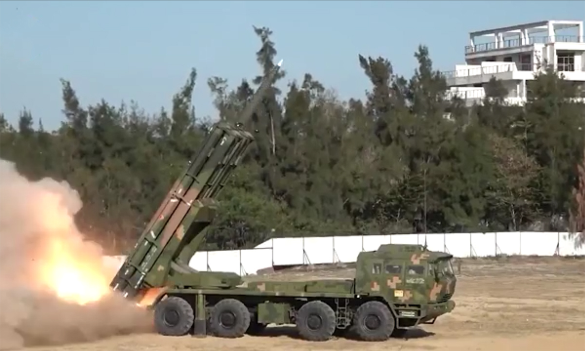 Khoảnh khắc Trung Quốc phóng loạt rocket trong diễn tập gần Đài Loan