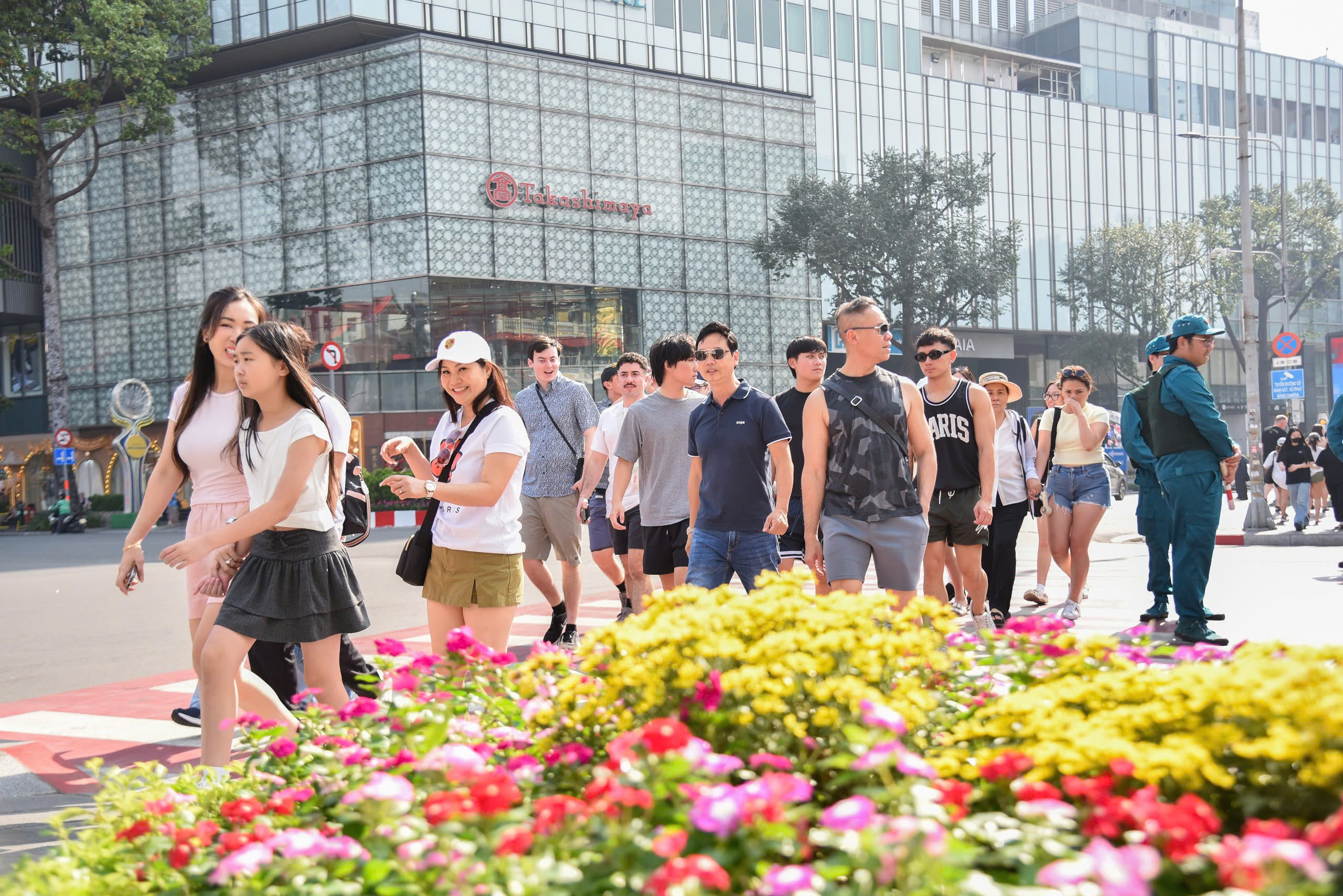 Khánh thành chỉnh trang đường Lê Lợi, Khang Điền 'làm đẹp' tiếp chợ Bến Thành, đường Nguyễn Huệ 7 Khánh thành chỉnh trang đường Lê Lợi, Khang Điền 'làm đẹp' tiếp chợ Bến Thành, đường Nguyễn Huệ - Ảnh 8.